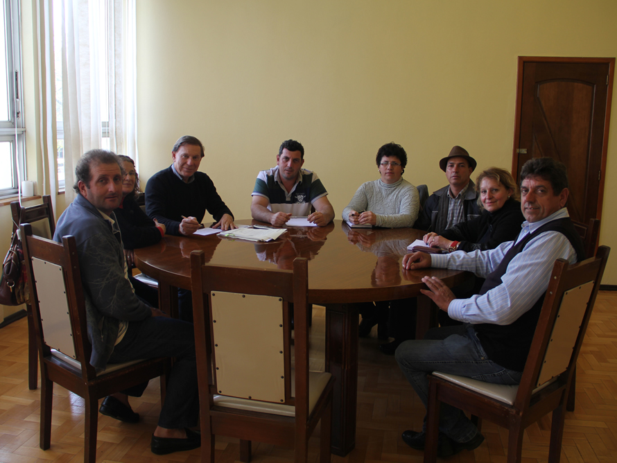 EXECUTIVO RECEBE REPRESENTANTES DO BAIRRO GLÓRIA